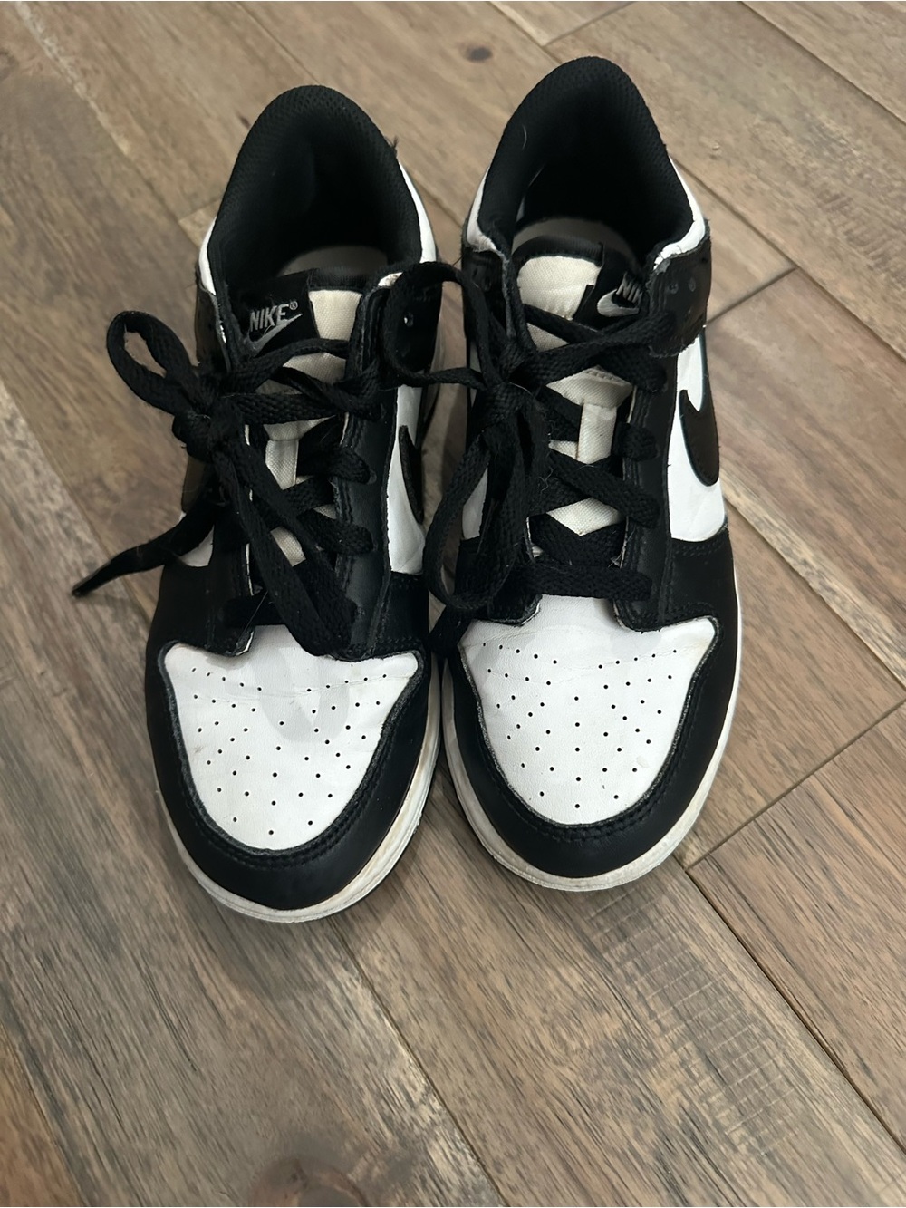Nike Kids Black and White Low-Top Sneakers with Swoosh size 3Y